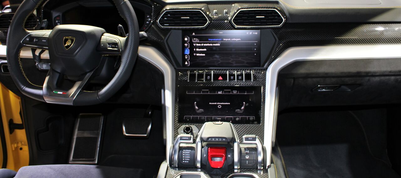 Painel, volante e console central de um Lamborghini Urus